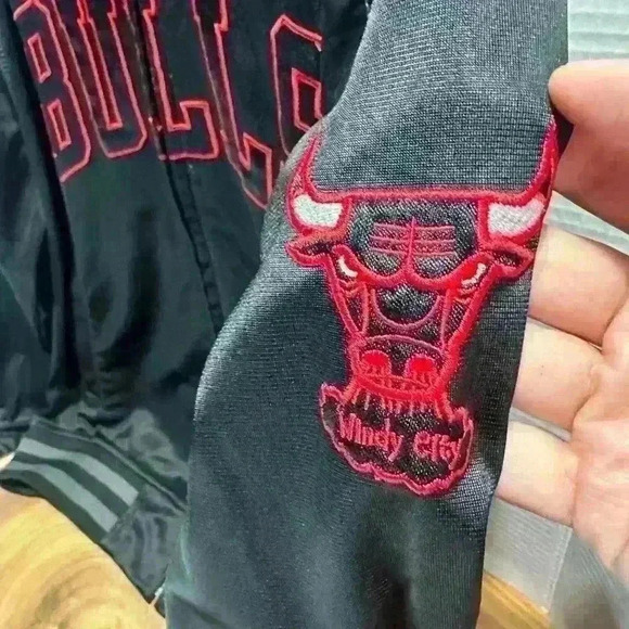 Chicago Bulls Hardwood Classics Track Jacket - Youth Large - Picture 3 of 6
